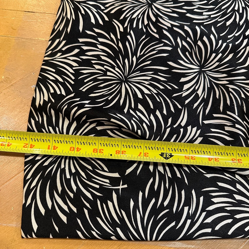 London Times Black White Midi Dress Size 8 Ruffle V-Neck Abstract Print - Picture 6 of 7
